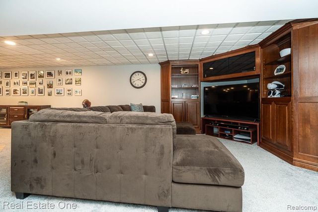 582 Bloomer Ridge Drive, Rochester, MI 48307