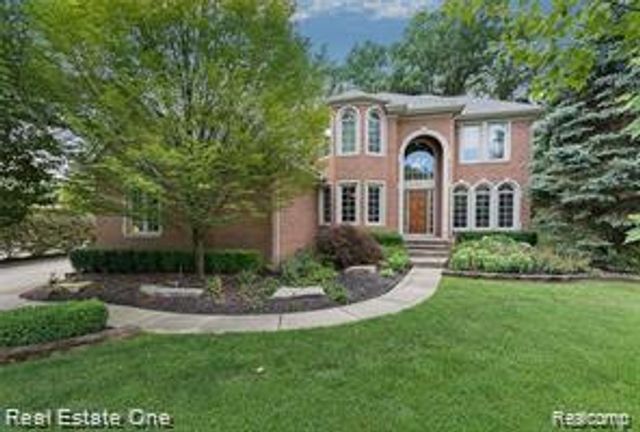 582 Bloomer Ridge Drive, Rochester, MI 48307