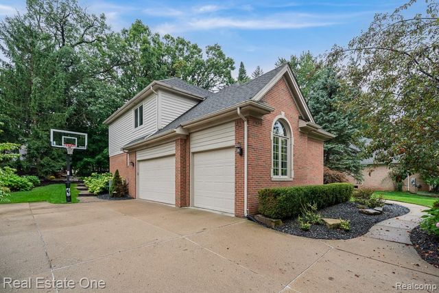582 Bloomer Ridge Drive, Rochester, MI 48307