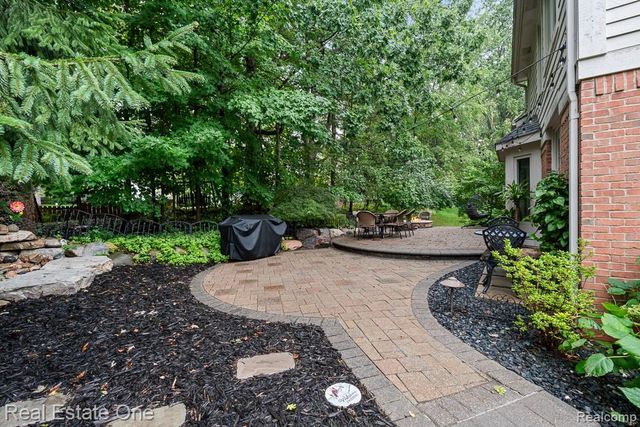 582 Bloomer Ridge Drive, Rochester, MI 48307