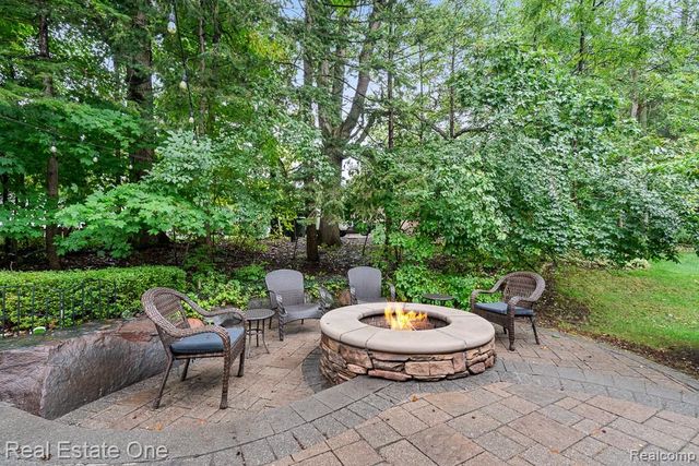 582 Bloomer Ridge Drive, Rochester, MI 48307