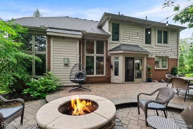 582 Bloomer Ridge Drive, Rochester, MI 48307