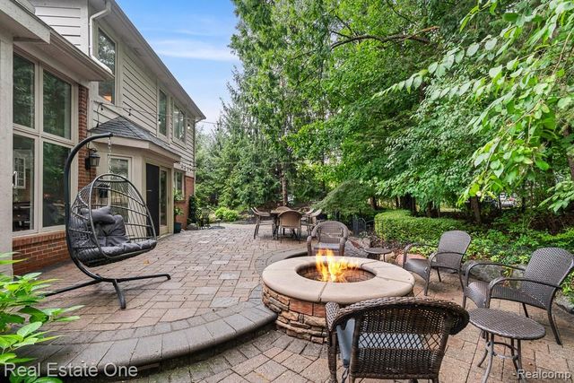 582 Bloomer Ridge Drive, Rochester, MI 48307