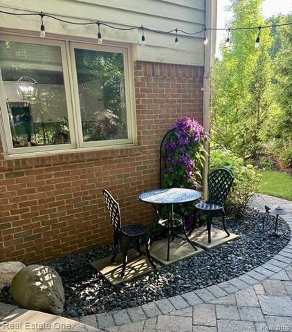 582 Bloomer Ridge Drive, Rochester, MI 48307