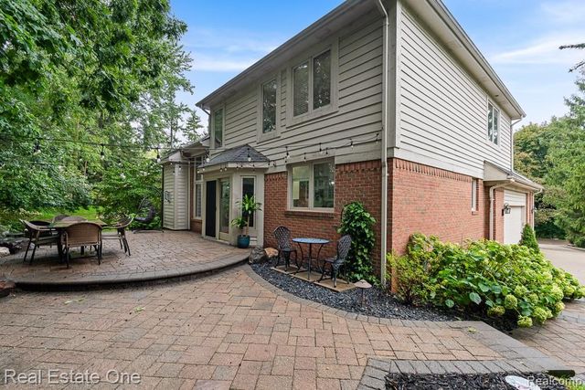 582 Bloomer Ridge Drive, Rochester, MI 48307