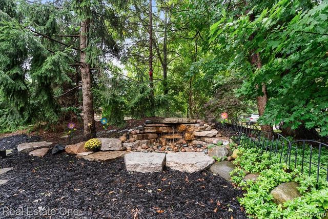 582 Bloomer Ridge Drive, Rochester, MI 48307