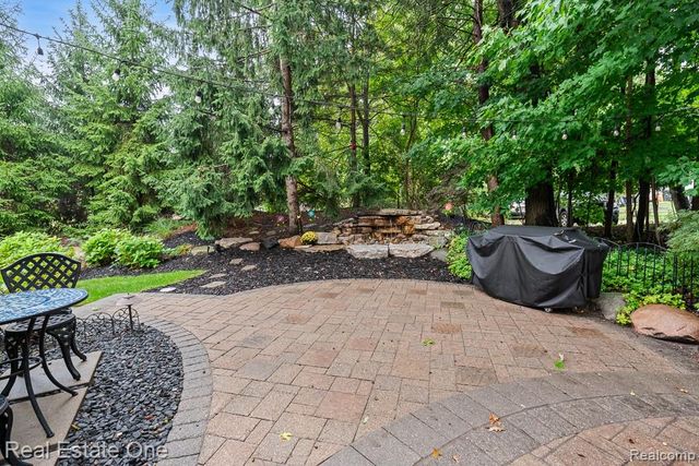 582 Bloomer Ridge Drive, Rochester, MI 48307