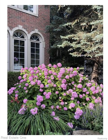 582 Bloomer Ridge Drive, Rochester, MI 48307