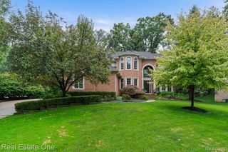 582 Bloomer Ridge Drive, Rochester, MI 48307