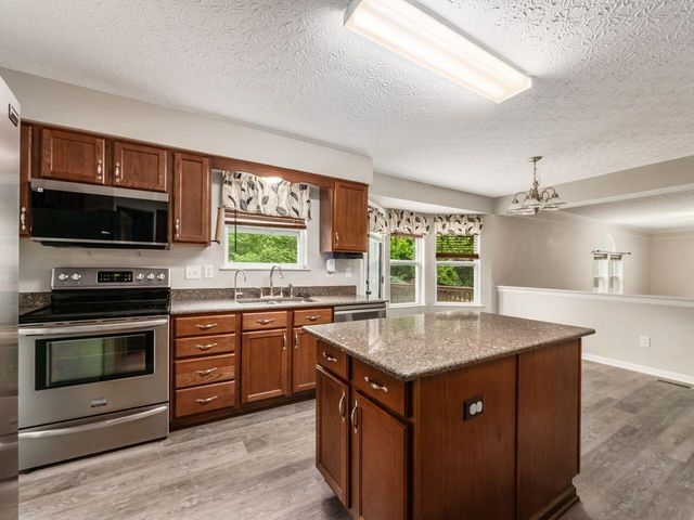 124 Long Hollow Drive, Pataskala, OH 43062