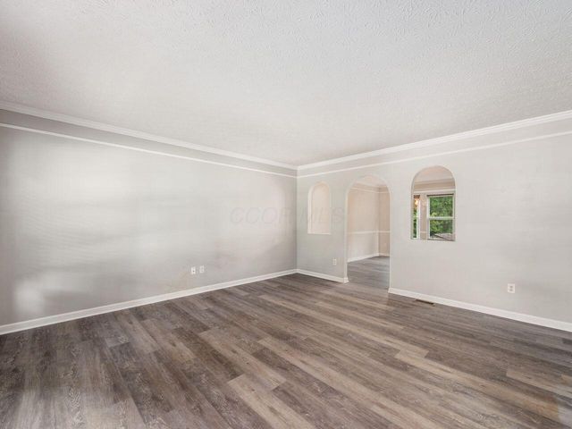 124 Long Hollow Drive, Pataskala, OH 43062
