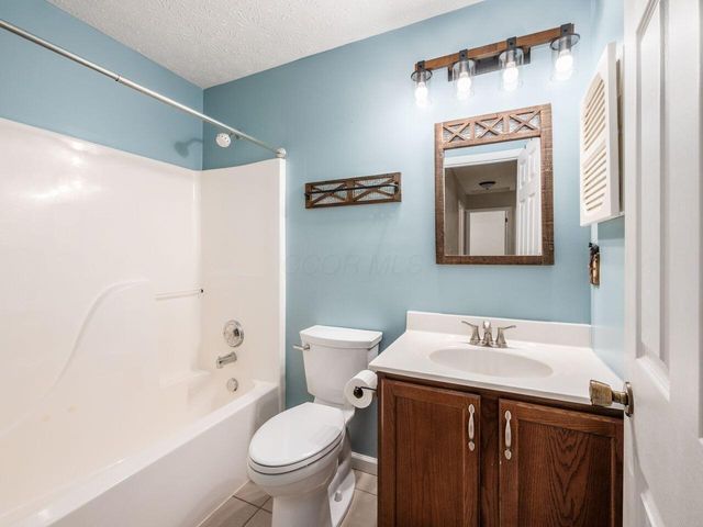 124 Long Hollow Drive, Pataskala, OH 43062