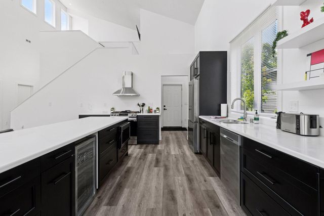 1021 Gardner Street E, Wayzata, MN 55391