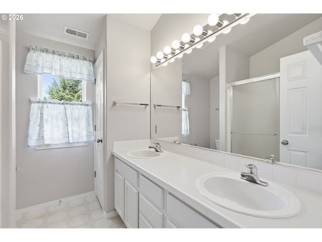 15049 HOMESTEAD Dr, Oregon City, OR 97045