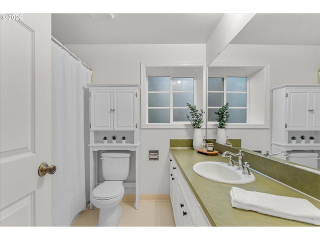 1721 HIGHLAND Dr, Lake Oswego, OR 97034