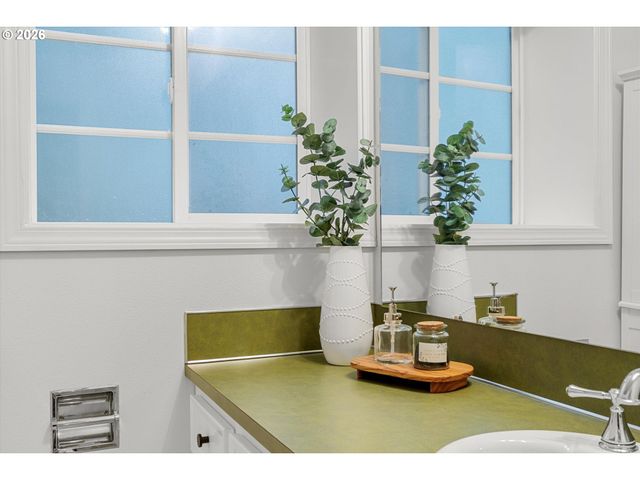 1721 HIGHLAND Dr, Lake Oswego, OR 97034