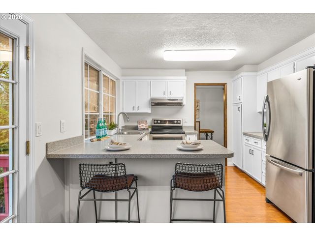 1721 HIGHLAND Dr, Lake Oswego, OR 97034