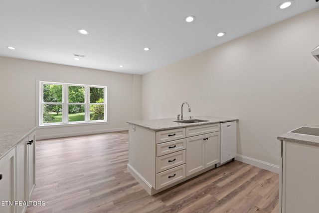 208 High Pointe Village Way, Kingston, TN 37763