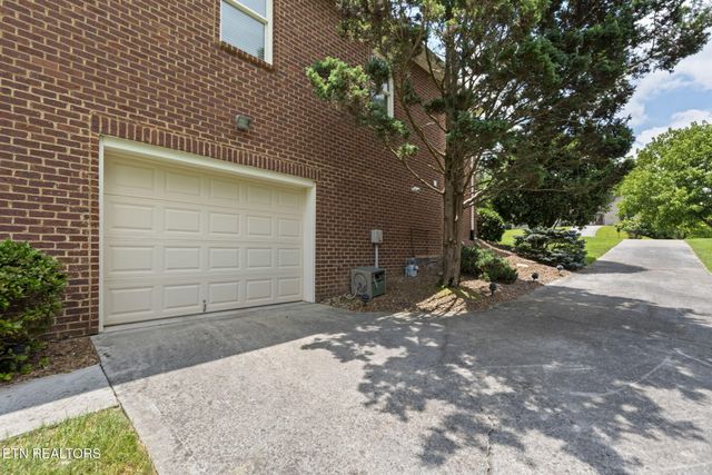 208 High Pointe Village Way, Kingston, TN 37763