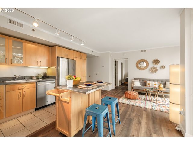 533 Ne HOLLADAY St 601, Portland, OR 97232