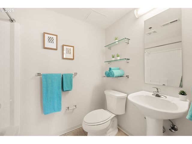 533 Ne HOLLADAY St 601, Portland, OR 97232