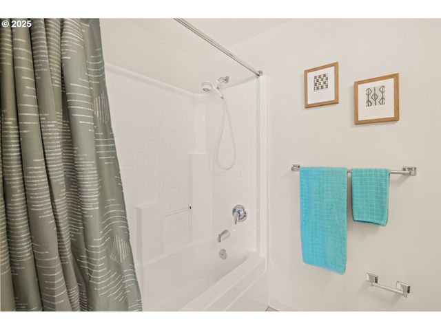 533 Ne HOLLADAY St 601, Portland, OR 97232