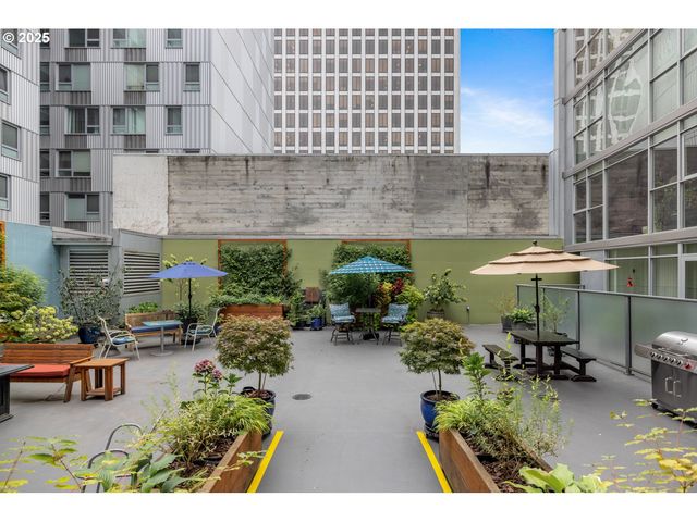 533 Ne HOLLADAY St 601, Portland, OR 97232