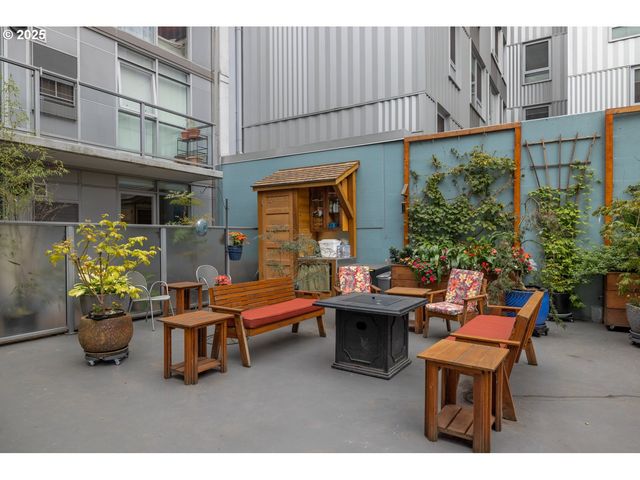 533 Ne HOLLADAY St 601, Portland, OR 97232