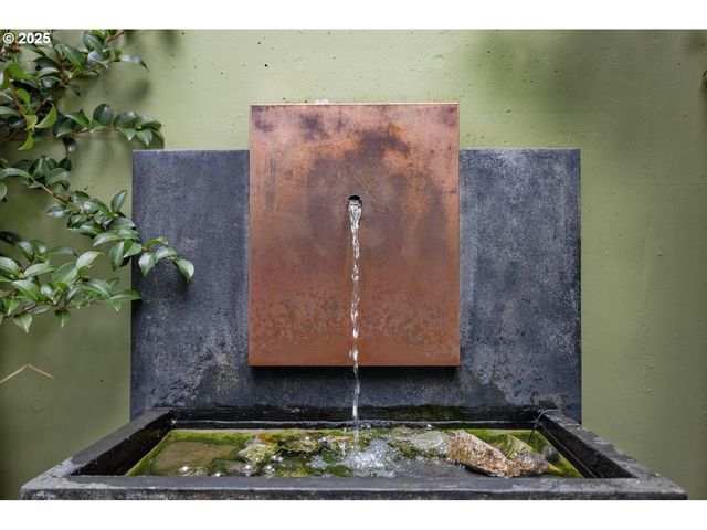 533 Ne HOLLADAY St 601, Portland, OR 97232