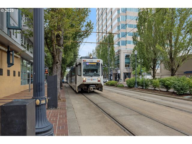 533 Ne HOLLADAY St 601, Portland, OR 97232