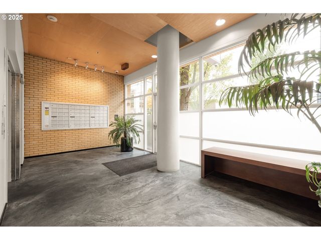 533 Ne HOLLADAY St 601, Portland, OR 97232