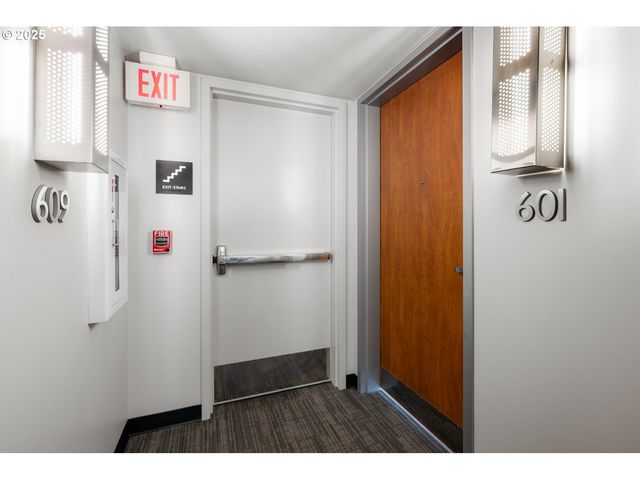 533 Ne HOLLADAY St 601, Portland, OR 97232