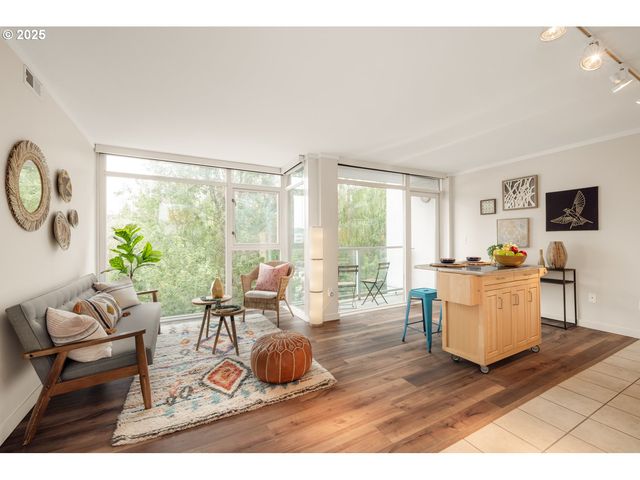 533 Ne HOLLADAY St 601, Portland, OR 97232