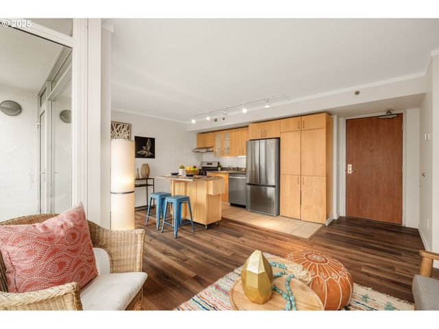 533 Ne HOLLADAY St 601, Portland, OR 97232