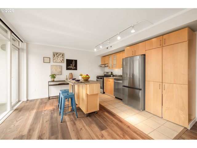 533 Ne HOLLADAY St 601, Portland, OR 97232