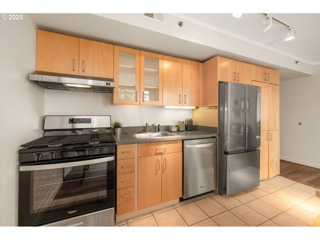 533 Ne HOLLADAY St 601, Portland, OR 97232