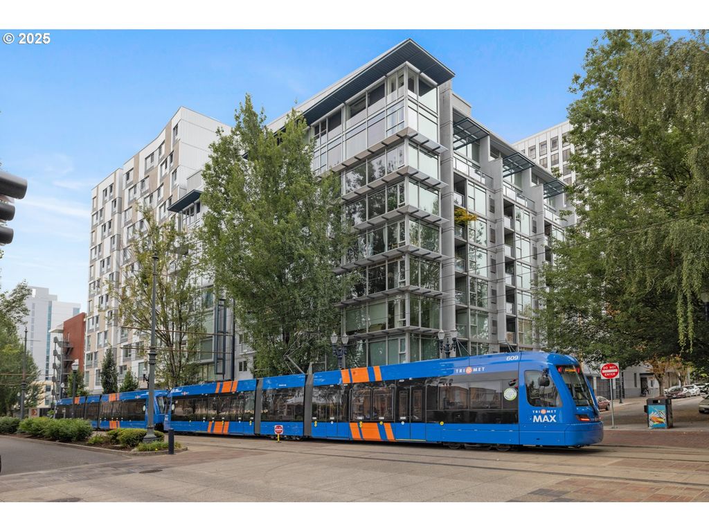 533 Ne HOLLADAY St 601, Portland, OR 97232