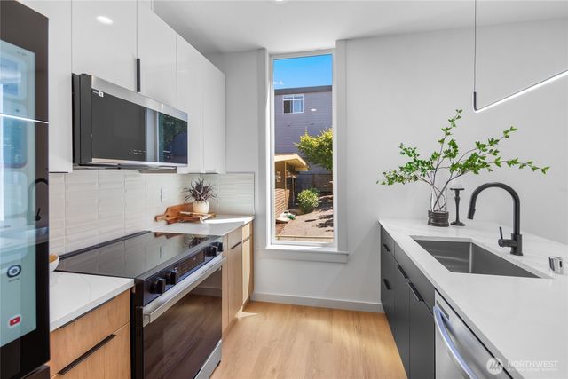 3035 A 21st Avenue W, Seattle, WA 98199