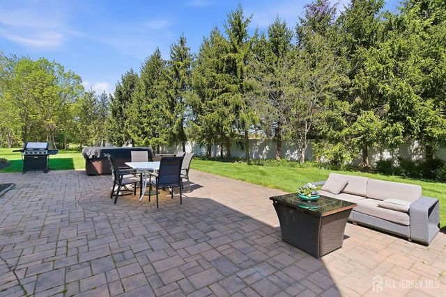 8 Keppel Road, Plainsboro, NJ 08536