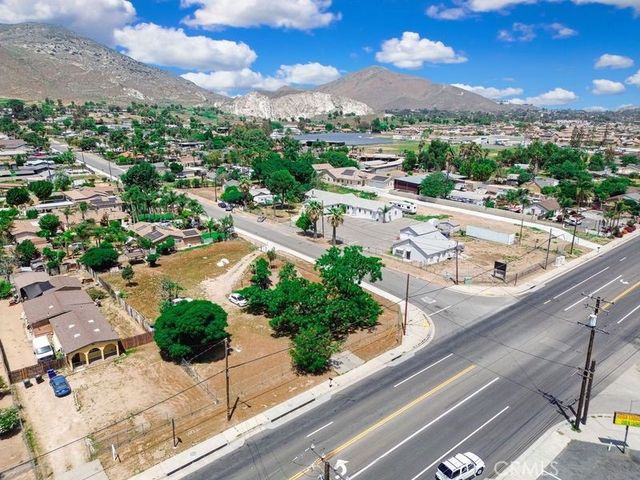 3607 Valley Way, Jurupa Valley, CA 92509