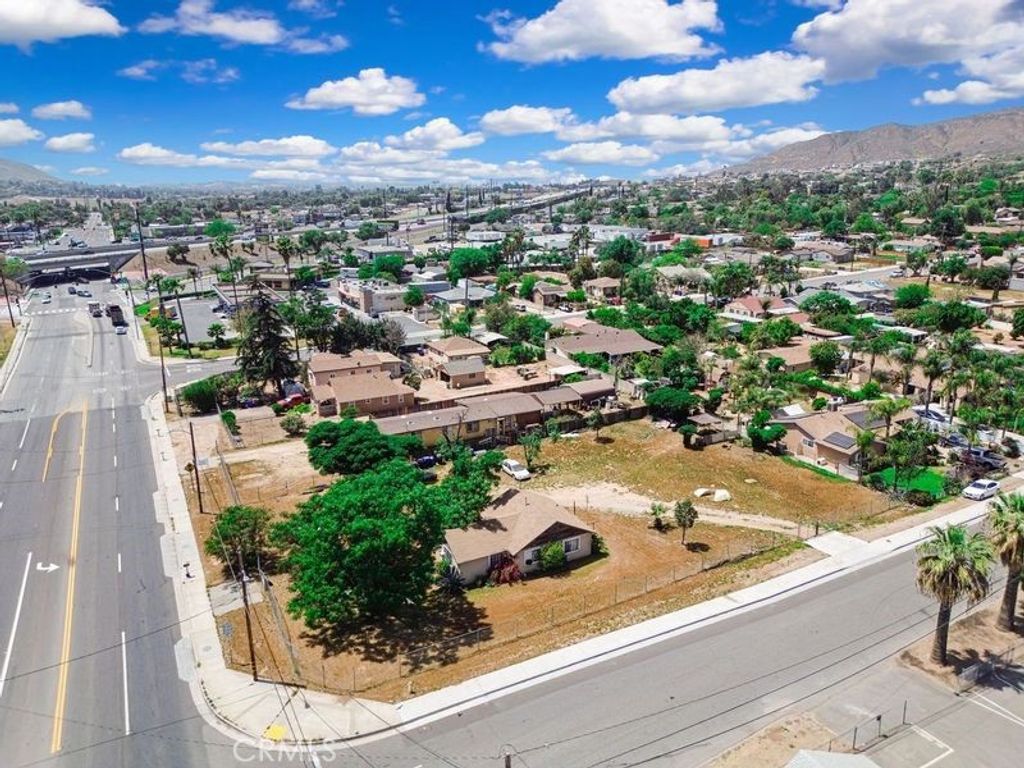 Image 2 of property listing at 3607 Valley Way, Jurupa Valley, CA 92509