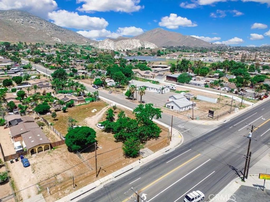 Image 5 of property listing at 3607 Valley Way, Jurupa Valley, CA 92509
