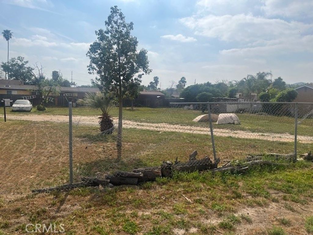 Image 7 of property listing at 3607 Valley Way, Jurupa Valley, CA 92509