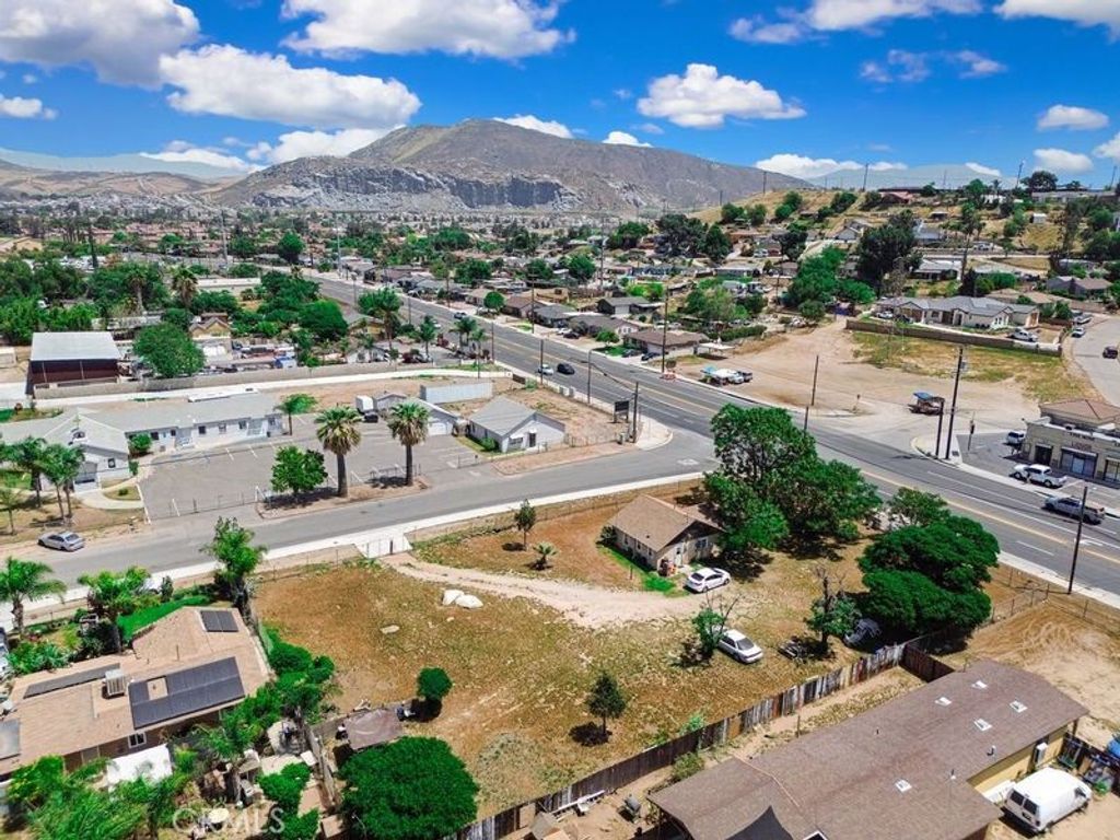 Image 8 of property listing at 3607 Valley Way, Jurupa Valley, CA 92509