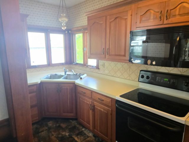9 Shore St, Taunton, MA 02780