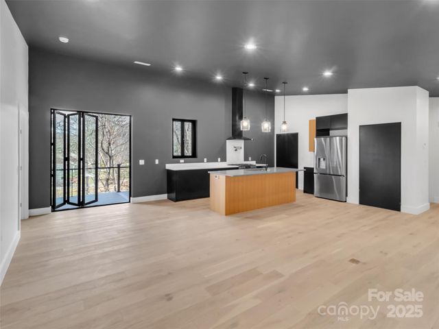 130 Midway Crossing Drive, Clyde, NC 28721