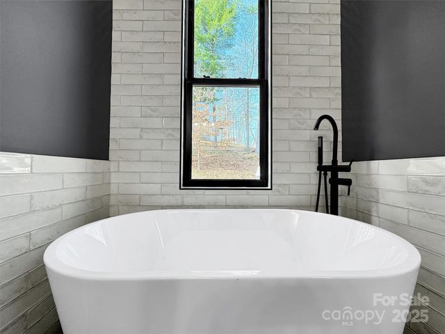 130 Midway Crossing Drive, Clyde, NC 28721