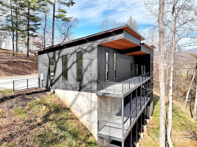 130 Midway Crossing Drive, Clyde, NC 28721