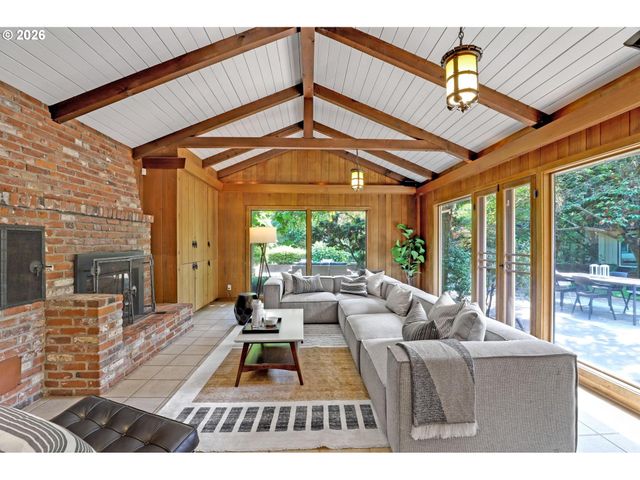 4004 Sw SCHOLLS FERRY Rd, Portland, OR 97221