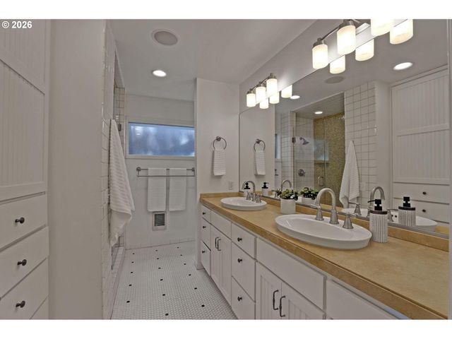 4004 Sw SCHOLLS FERRY Rd, Portland, OR 97221
